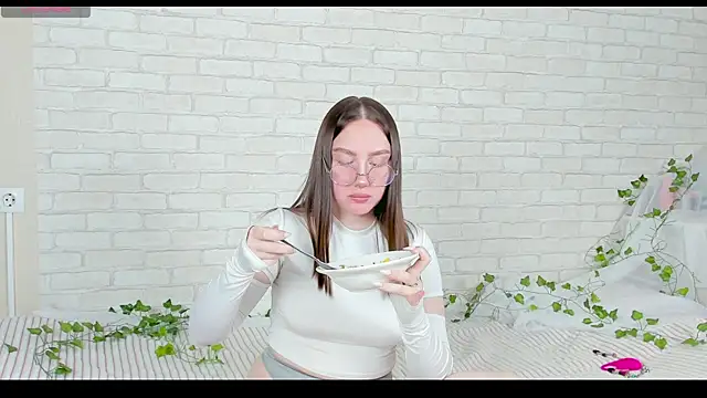 Snapshot of LinaKenny chatting on 11-10-25, 06:40 LinaKenny online show from 11-10-25, 06:40