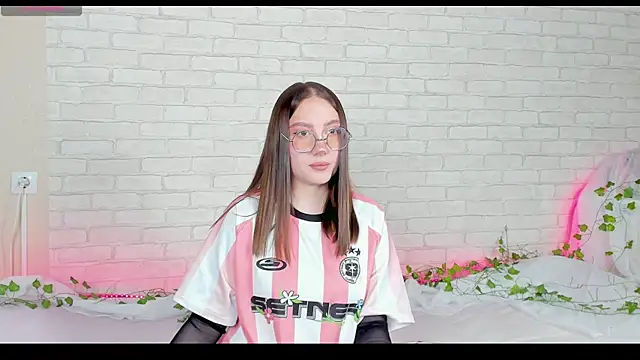 Snapshot of LinaKenny chatting on 11-12-25, 05:35 LinaKenny online show from 11-12-25, 05:35