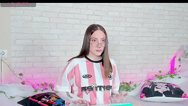 Snapshot of LinaKenny chatting on 11-26-25, 04:08 LinaKenny online show from 11-26-25, 04:08