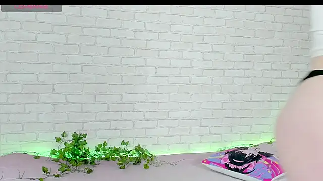 Snapshot of LinaKenny chatting on 12-04-25, 04:05 LinaKenny online show from 12-04-25, 04:05