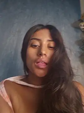 Snapshot of Valentinne_z chatting on 11-18-25, 06:51 Valentinne z online show from 11-18-25, 06:51