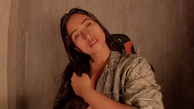 Snapshot of Valentinne_z chatting on 11-23-25, 02:11 Valentinne z online show from 11-23-25, 02:11