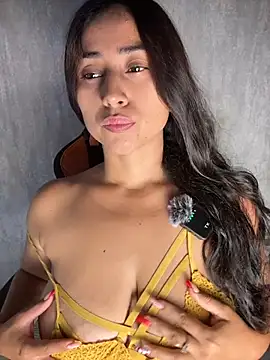 Snapshot of Valentinne_z chatting on 11-29-25, 03:53 Valentinne z online show from 11-29-25, 03:53