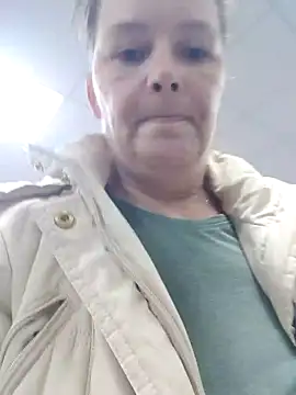 Snapshot of saharaheiss chatting on 12-20-24, 01:54 saharaheiss online show from 12-20-24, 01:54