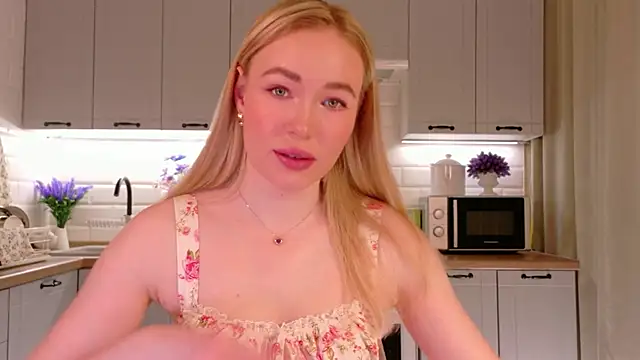 Snapshot of Veronika_Mitchel chatting on 11-17-25, 03:07 Veronika Mitchel online show from 11-17-25, 03:07