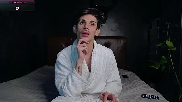 Snapshot of DanielCrush1 chatting on 11-19-25, 05:13 DanielCrush1 online show from 11-19-25, 05:13