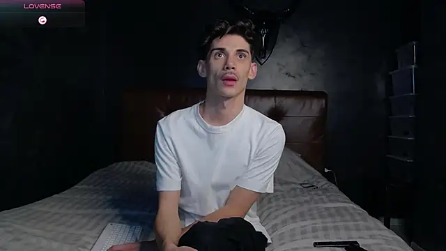 Snapshot of DanielCrush1 chatting on 11-25-25, 05:24 DanielCrush1 online show from 11-25-25, 05:24