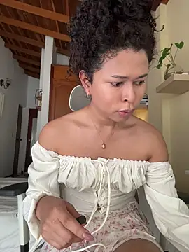 GabriSaenz online show from 04-11-26, 01:04