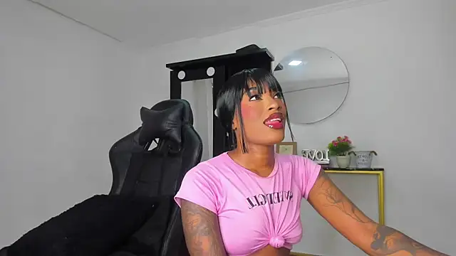 Snapshot of Emattaylor chatting on 11-07-25, 11:43 Emattaylor online show from 11-07-25, 11:43