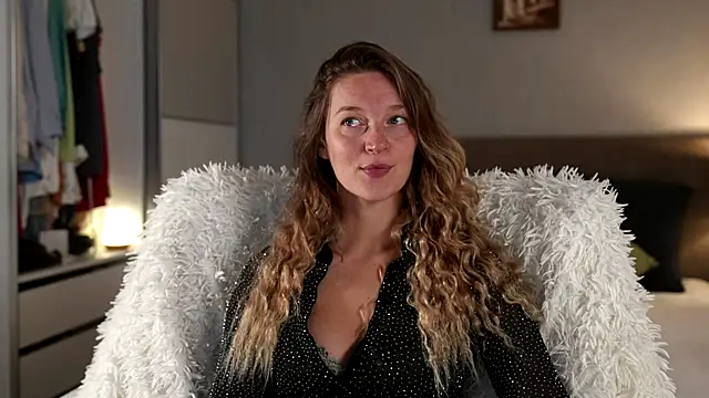 Snapshot of Special___ chatting on 09-24-25, 03:54 Special    online show from 09-24-25, 03:54