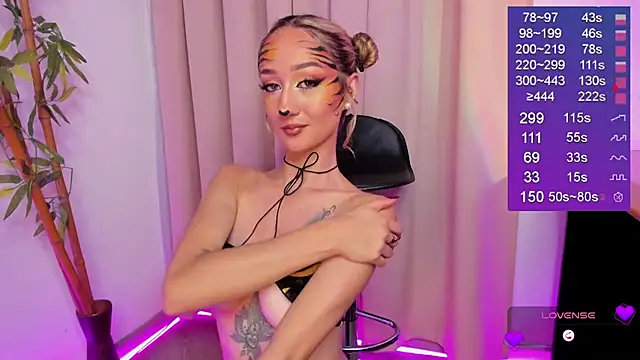 Snapshot of Bella-White chatting on 10-13-25, 01:11 Bella-White online show from 10-13-25, 01:11