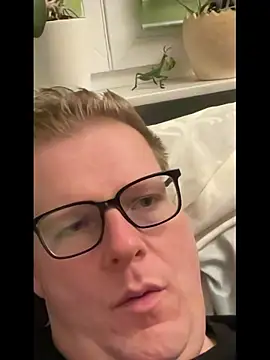 Snapshot of AnnualSunrise chatting on 10-28-25, 08:33 AnnualSunrise online show from 10-28-25, 08:33