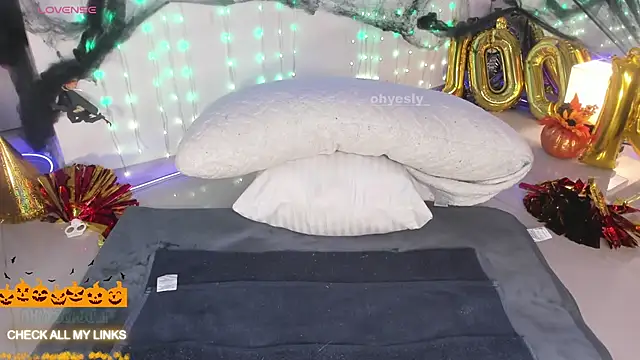 ohyesly  online show from 10-31-25, 11:00