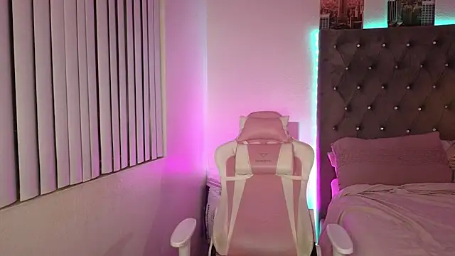 Snapshot of evajonez chatting on 11-21-25, 06:34 evajonez online show from 11-21-25, 06:34