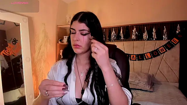 Snapshot of _Niah_ chatting on 10-28-25, 08:33 Niah online show from 10-28-25, 08:33