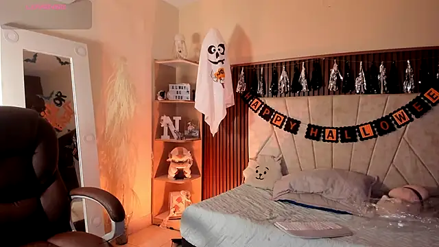 Snapshot of _Niah_ chatting on 10-31-25, 08:10 Niah online show from 10-31-25, 08:10