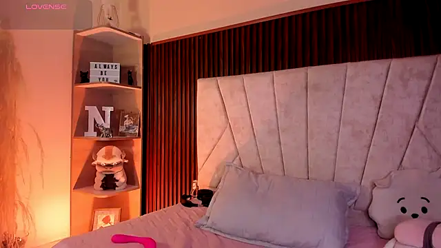 Snapshot of _Niah_ chatting on 11-12-25, 08:08 Niah online show from 11-12-25, 08:08