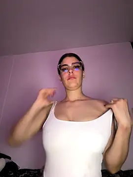 Snapshot of _Niah_ chatting on 11-16-25, 01:11 Niah online show from 11-16-25, 01:11