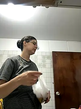 Snapshot of _Niah_ chatting on 11-29-25, 01:19 Niah online show from 11-29-25, 01:19