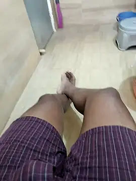 Snapshot of mkmony chatting on 10-29-25, 10:28 mkmony online show from 10-29-25, 10:28