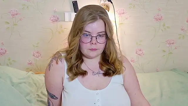 Snapshot of sinnamon_ chatting on 03-10-26, 02:33 sinnamon online show from 03-10-26, 02:33