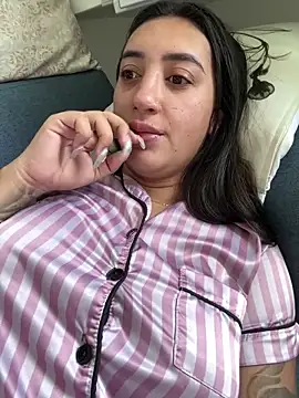 Snapshot of Hannahoff chatting on 10-19-25, 05:13 Hannahoff online show from 10-19-25, 05:13