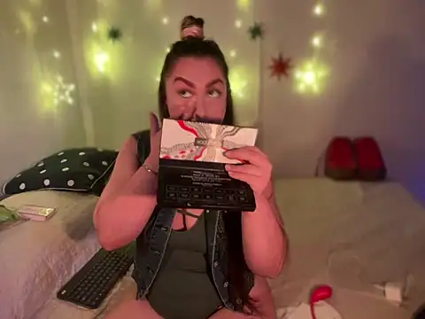 Im sophiie online show from 12-19-24, 05:40