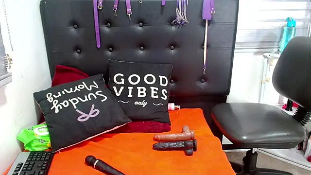 Snapshot of VIOLETTA-HOT chatting on 02-20-25, 11:31 VIOLETTA-HOT online show from 02-20-25, 11:31