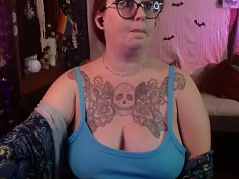 Snapshot of edgexchaos chatting on 10-30-25, 01:29 edgexchaos online show from 10-30-25, 01:29