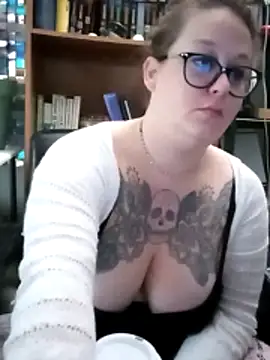 Snapshot of edgexchaos chatting on 11-15-25, 01:51 edgexchaos online show from 11-15-25, 01:51