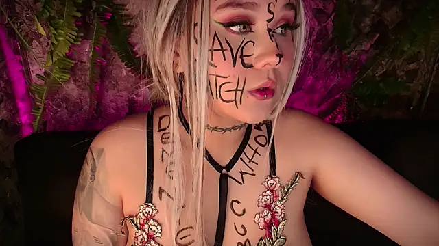 Snapshot of Laura_takint chatting on 12-19-24, 05:08 Laura takint online show from 12-19-24, 05:08