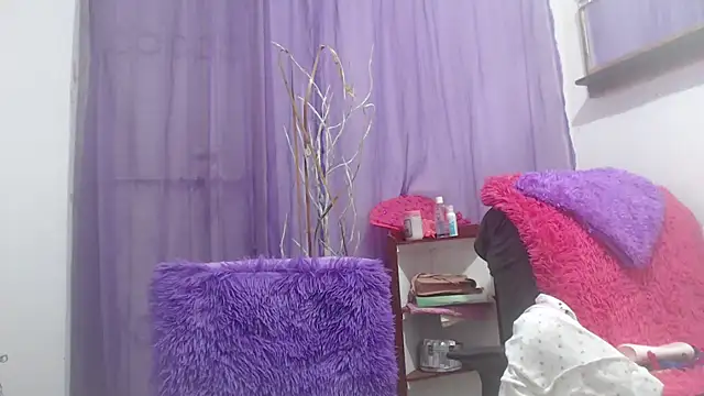 Snapshot of heyline_milf chatting on 10-21-25, 04:19 heyline milf online show from 10-21-25, 04:19