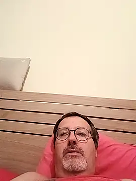 Snapshot of mike9473 chatting on 10-12-25, 07:35 mike9473 online show from 10-12-25, 07:35