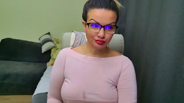 Snapshot of MishaMILF chatting on 12-19-25, 07:37 MishaMILF online show from 12-19-25, 07:37