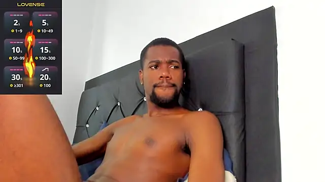 Snapshot of santi_brown chatting on 11-19-25, 06:41 santi brown online show from 11-19-25, 06:41