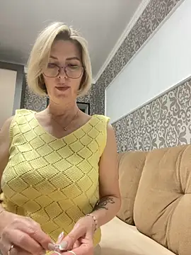 Snapshot of sensualEmilia chatting on 06-10-26, 06:29 sensualEmilia online show from 06-10-26, 06:29