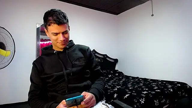 Snapshot of Deiby_casas chatting on 01-27-25, 05:03 Deiby casas online show from 01-27-25, 05:03