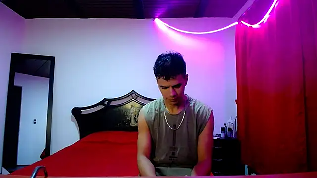 Snapshot of Deiby_casas chatting on 02-14-25, 05:30 Deiby casas online show from 02-14-25, 05:30