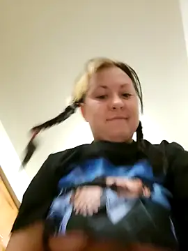 Snapshot of ImpressYouDaily chatting on 02-24-26, 01:09 ImpressYouDaily online show from 02-24-26, 01:09