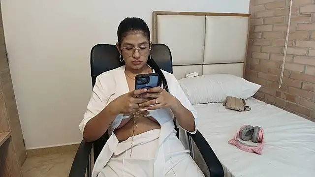 Snapshot of sara2520 chatting on 04-19-26, 12:00 sara2520 online show from 04-19-26, 12:00