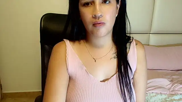 Snapshot of sara2520 chatting on 05-06-26, 02:08 sara2520 online show from 05-06-26, 02:08