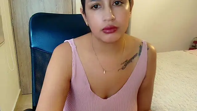 Snapshot of sara2520 chatting on 05-15-26, 08:27 sara2520 online show from 05-15-26, 08:27