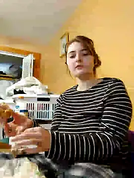 Snapshot of Snowbunnycake_131 chatting on 12-07-24, 06:37 Snowbunnycake 131 online show from 12-07-24, 06:37