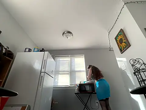 Snapshot of Snowbunnycake_131 chatting on 10-28-25, 08:00 Snowbunnycake 131 online show from 10-28-25, 08:00