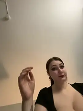 Snapshot of Snowbunnycake_131 chatting on 10-29-25, 10:11 Snowbunnycake 131 online show from 10-29-25, 10:11