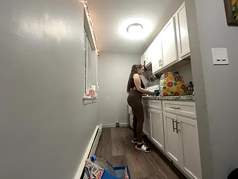 Snapshot of Snowbunnycake_131 chatting on 11-22-25, 02:43 Snowbunnycake 131 online show from 11-22-25, 02:43