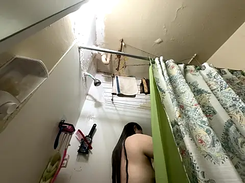 Snapshot of Snowbunnycake_131 chatting on 11-29-25, 01:36 Snowbunnycake 131 online show from 11-29-25, 01:36