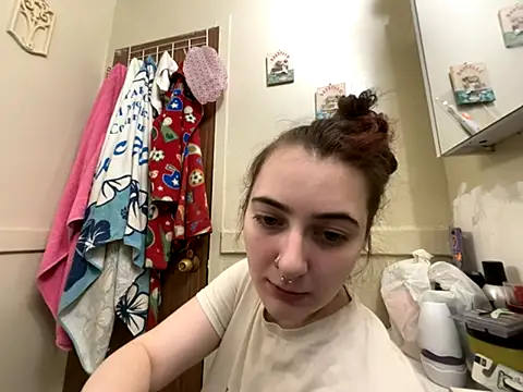 Snapshot of Snowbunnycake_131 chatting on 11-30-25, 03:05 Snowbunnycake 131 online show from 11-30-25, 03:05