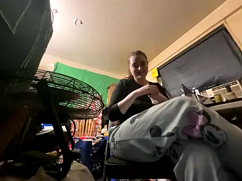 Snapshot of Snowbunnycake_131 chatting on 12-15-25, 02:16 Snowbunnycake 131 online show from 12-15-25, 02:16