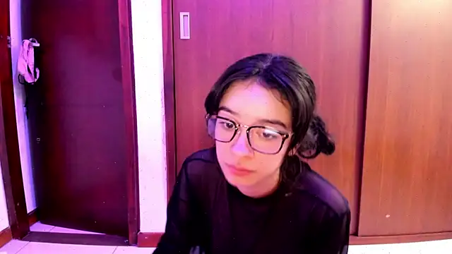 Snapshot of _Lunnaa_ chatting on 02-02-25, 05:21 Lunnaa online show from 02-02-25, 05:21